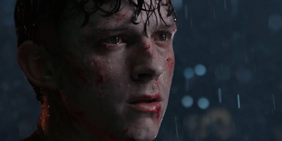 Close-up do Homem-Aranha na chuva depois que a tia May morreu