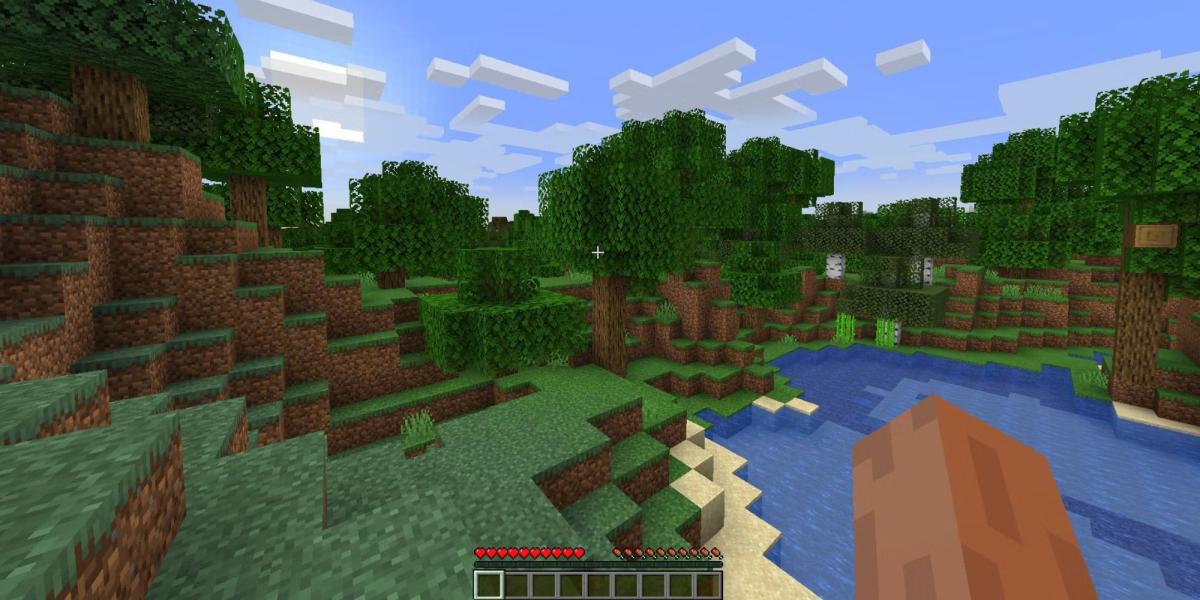 Um jogador explorando uma floresta vazia no Minecraft