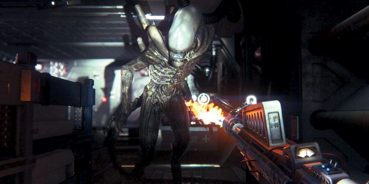 Amanda Ripley lutando contra o alienígena em Alien: Isolation