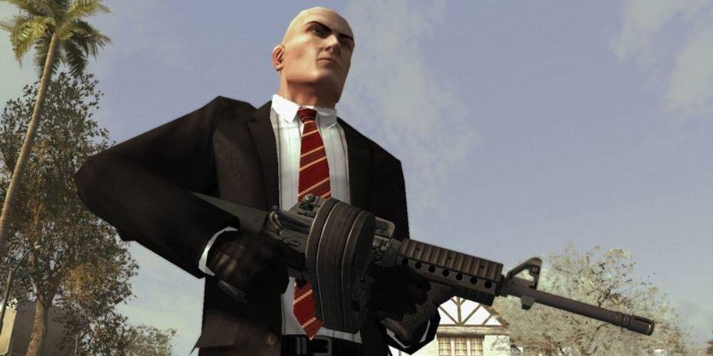 Agente 47 segurando uma grande arma em Hitman: Blood Money