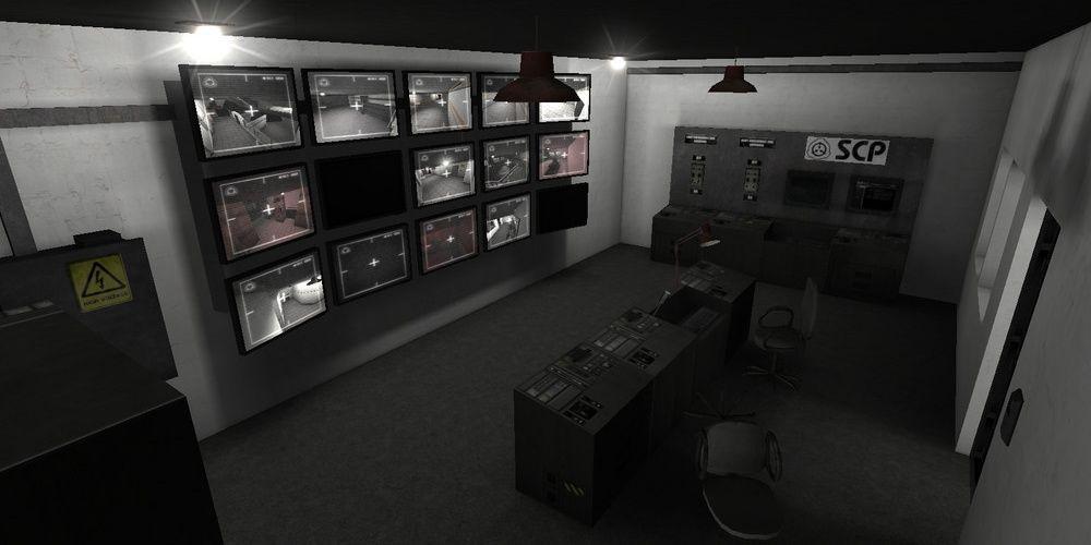 Uma sala de vigilância em SCP: Containment Breach Multiplayer