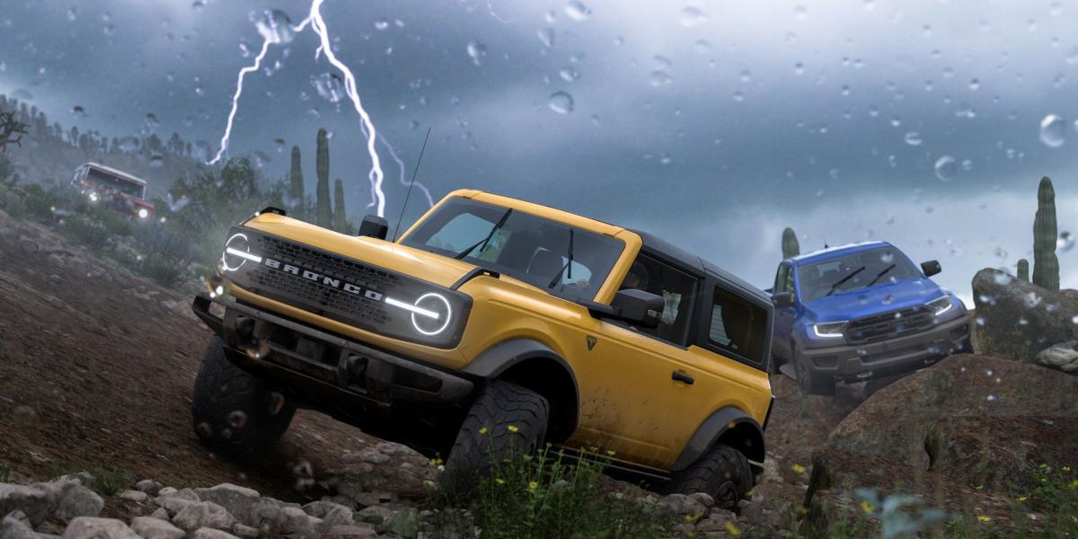 Um Ford Bronco e alguns outros carros dirigindo em uma tempestade com raios no Forza Horizon 5