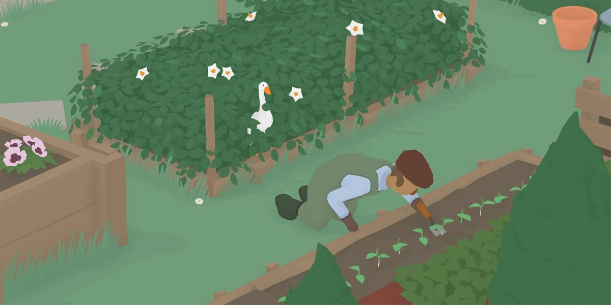 O ganso olhando para as costas do jardineiro em Untitled Goose Game
