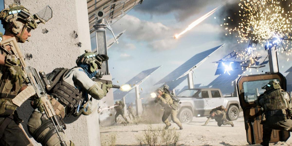Uma imagem de uma batalha em Battlefield 2042. Mostra soldados atirando uns nos outros. Há painéis solares ao fundo, um está destruído.