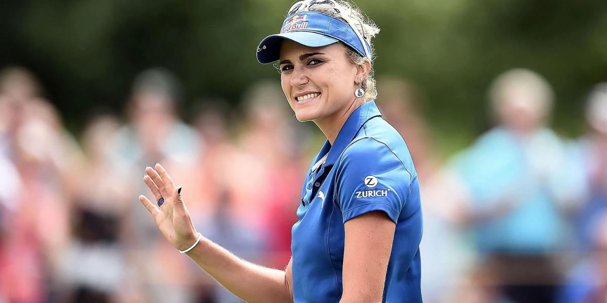 LPGA Golfer Lexi Thompson sorrindo e acenando para o público durante uma competição