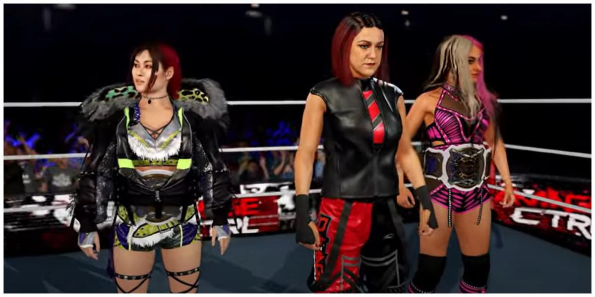 Iyo Sky, Bayley e Dakota Kai do Damage Control no ringue em WWE 2K23