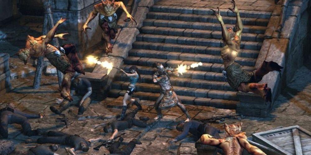 Lara Croft e seu aliado atiram em monstros em Lara Croft And The Guardian of Light