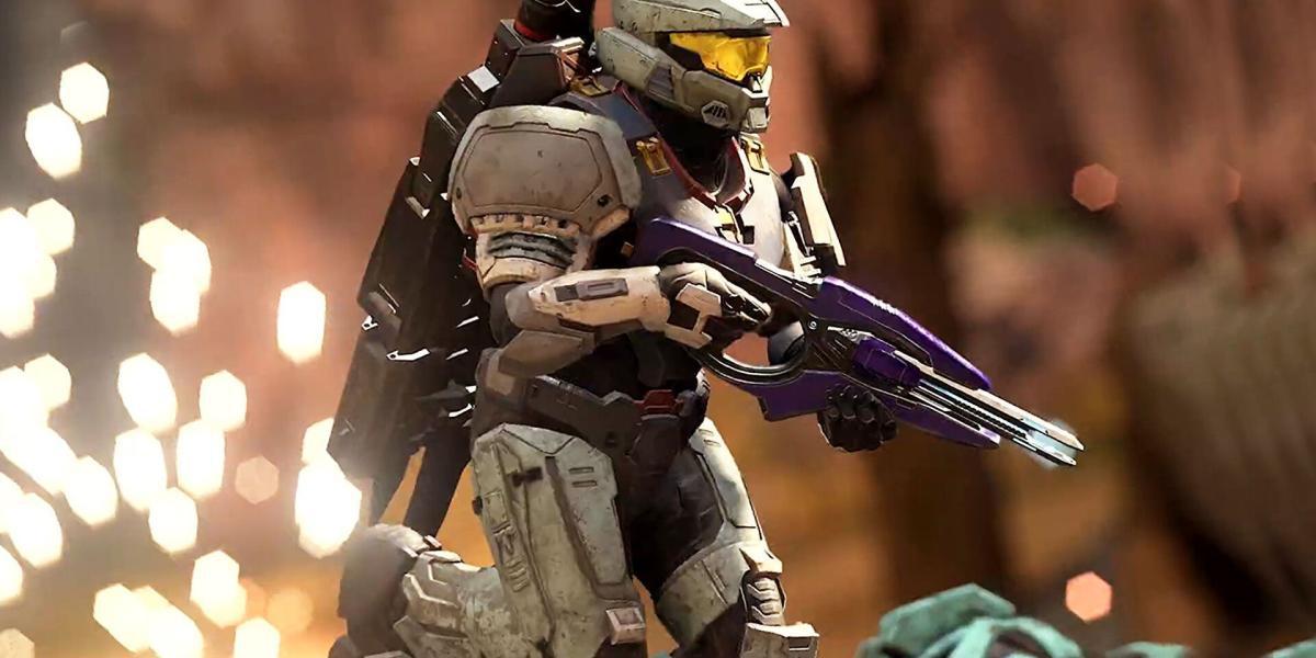 Uma imagem promocional de Halo Infinite mostrando um jogador correndo com um rifle
