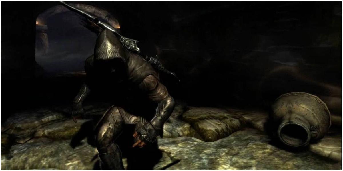 Personagem do jogador se esgueirando com armadura de rouxinol em Skyrim