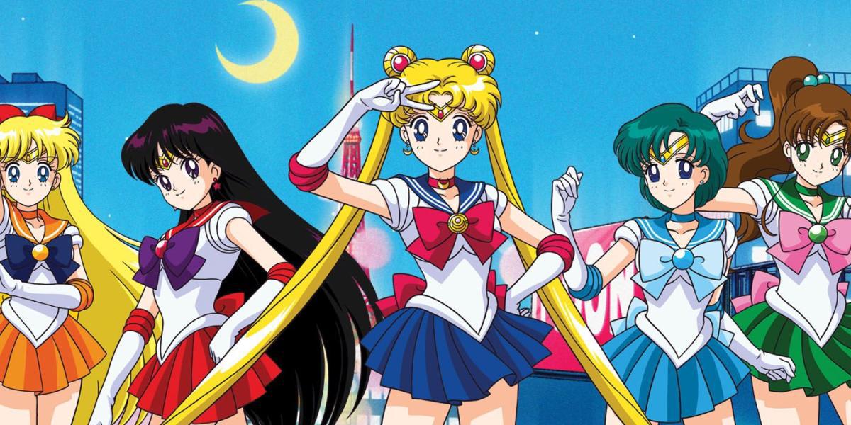 As Sailor Senshi, da esquerda para a direita: Sailor Venus, Sailor Mars, Sailor Moon, Sailor Mercury e Sailor Júpiter.