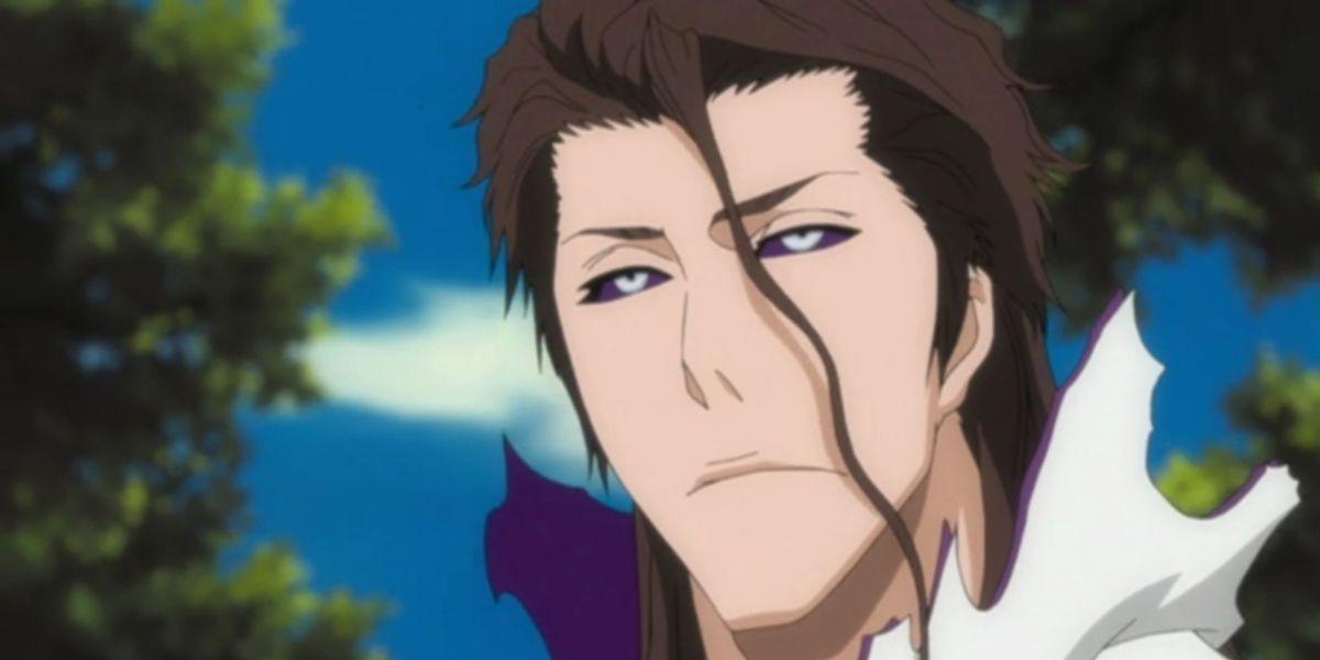 Sosuke Aizen do anime Bleach com uma mecha de cabelo no rosto