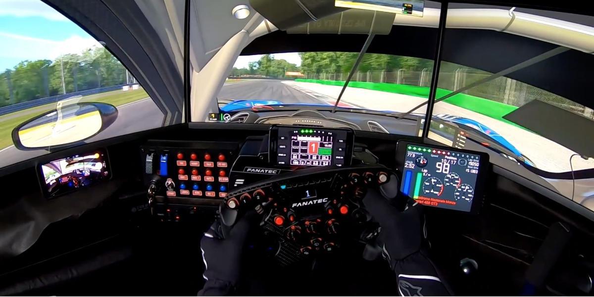 Jogos de corrida realistas - iRacing - Jogador controlando a direção da Ferrari 488 GT3 Monza