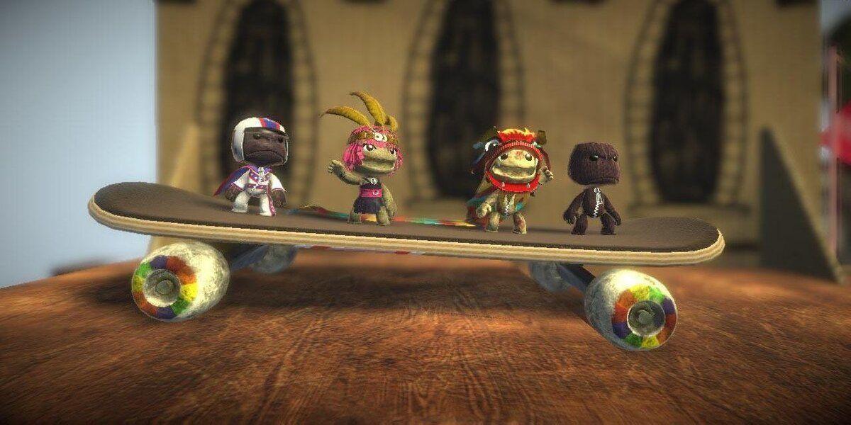 LittleBigPlanet 2, personagens, incluindo sackboy, em um skate