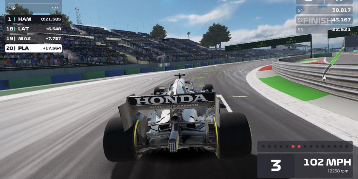 Melhores jogos de corrida para dispositivos móveis - F1 Mobile Racing - O jogador acelera o veículo para vencer os adversários