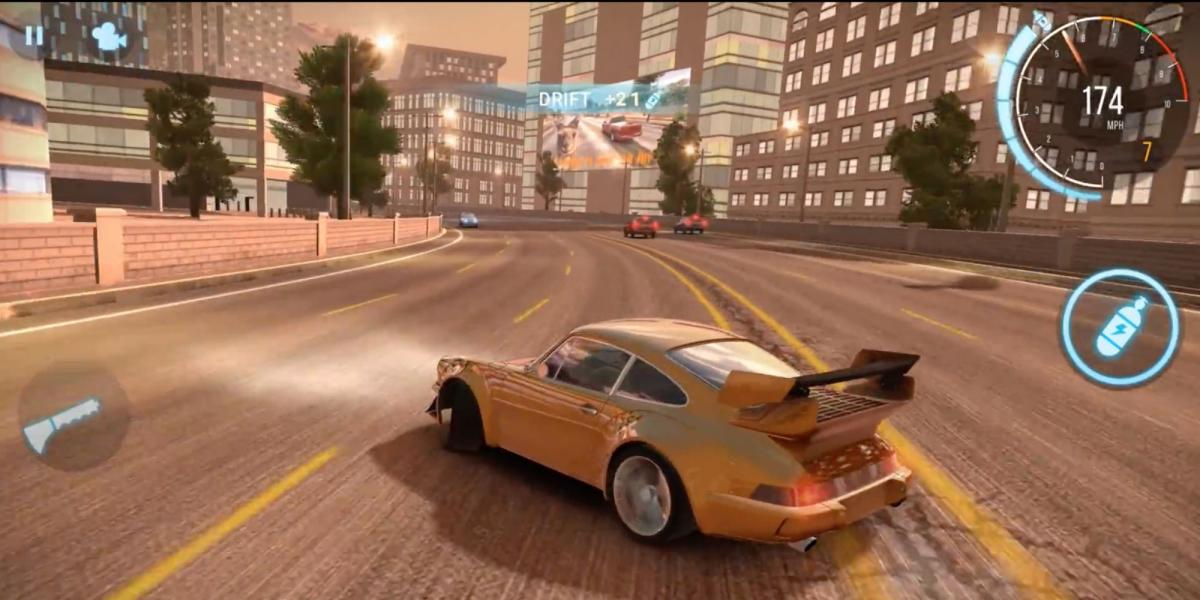 Melhores jogos de corrida no celular - CarX Highway Racing - O jogador derrapa em alta velocidade em uma rua larga
