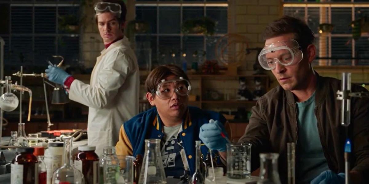 Ned Leeds em um laboratório com Andrew Garfield e Peter Parkers de Tobey Maguire em Spider-Man No Way Home