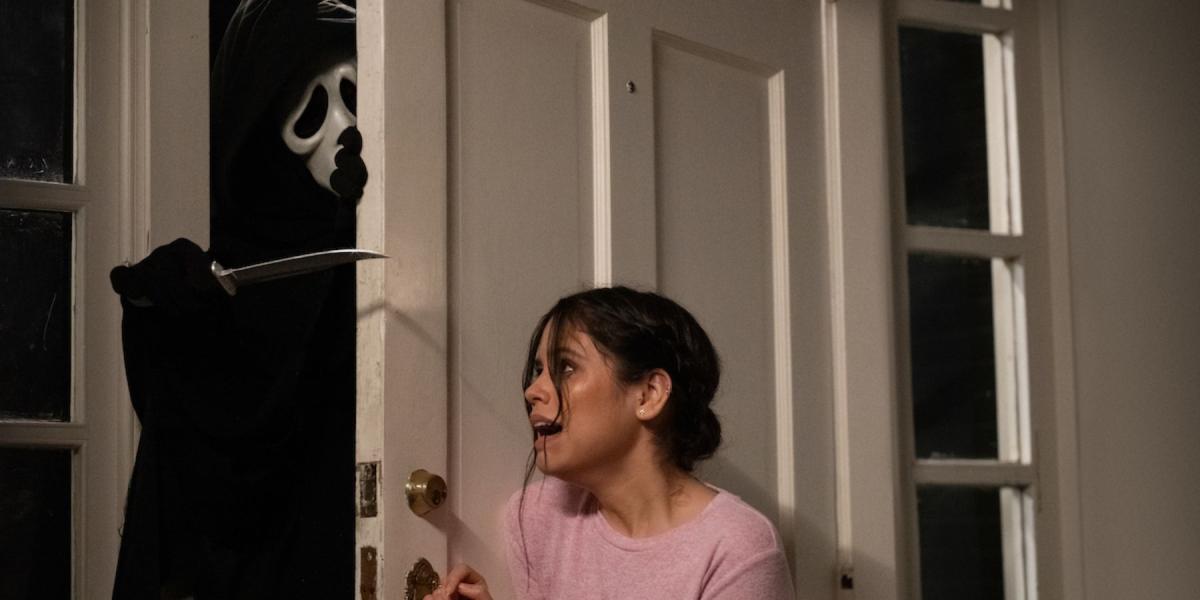 Jenna Ortega como Tara Carpenter se escondendo de Ghostface em Scream (2022)