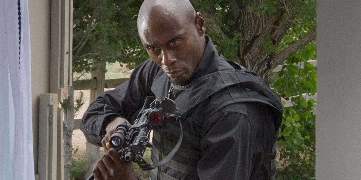 Lance_Reddick_with_an_assault_rifle_in_The_Guest