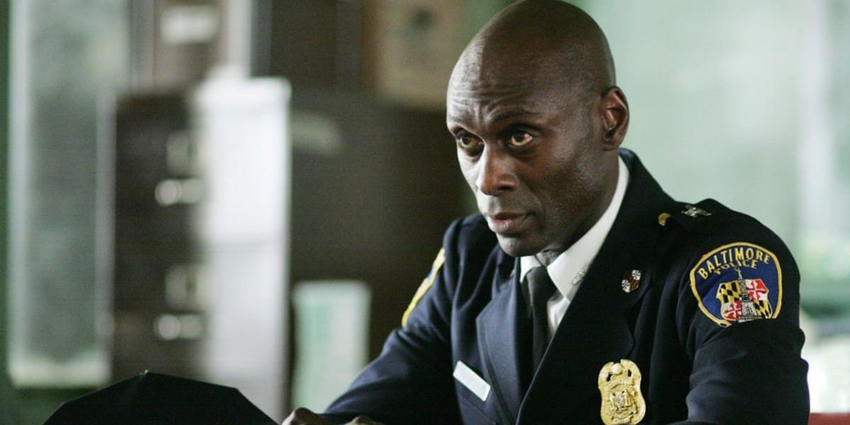 Lance_Reddick_in_a_police_uniform_in_The_Wire