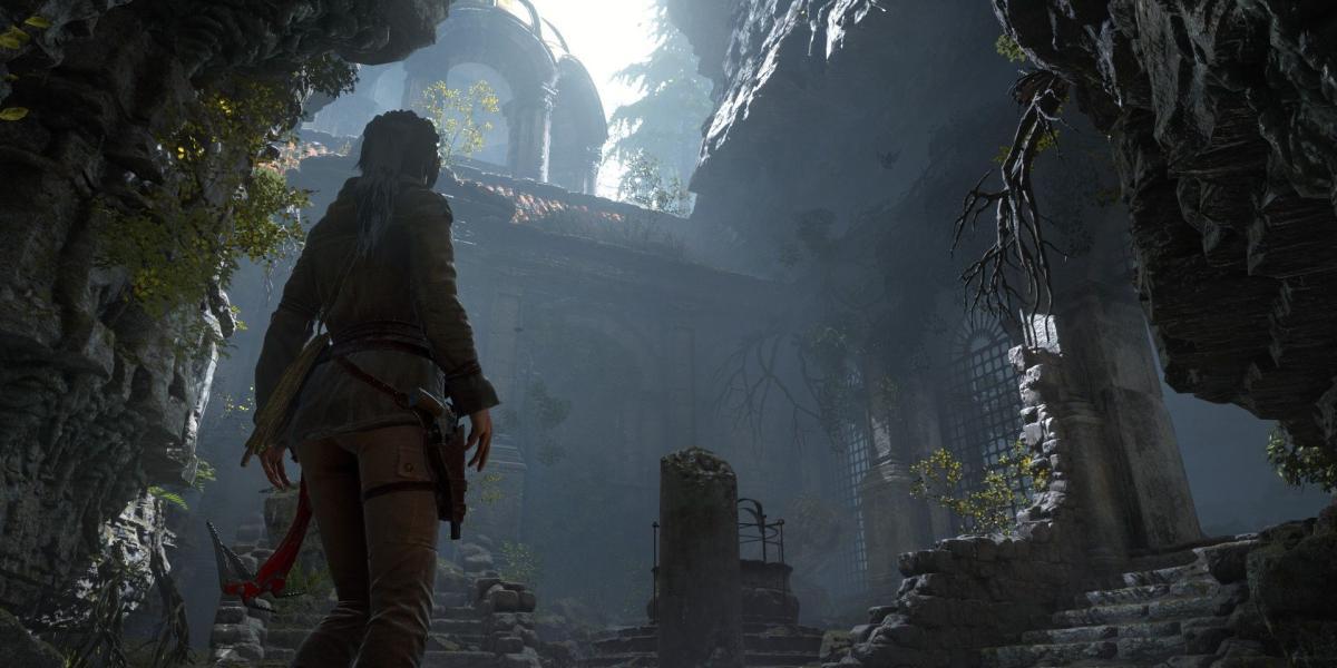 Lara Croft olhando as ruínas em Rise of the Tomb Raider