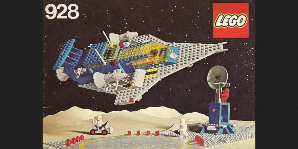Ônibus espacial LEGO cinza e azul sobrevoando o satélite e a plataforma de pouso na lua. Fonte da imagem: brickset.com