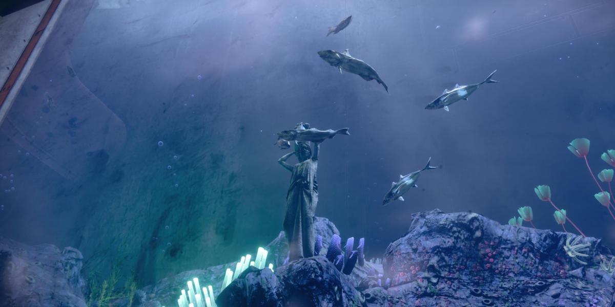 Um jogador olhando para uma estátua na água cercada por peixes em Destiny 2