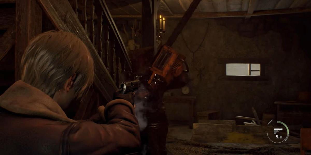 Leon lutando contra os Chainsaw Ganados em Resident Evil 4 Remake.