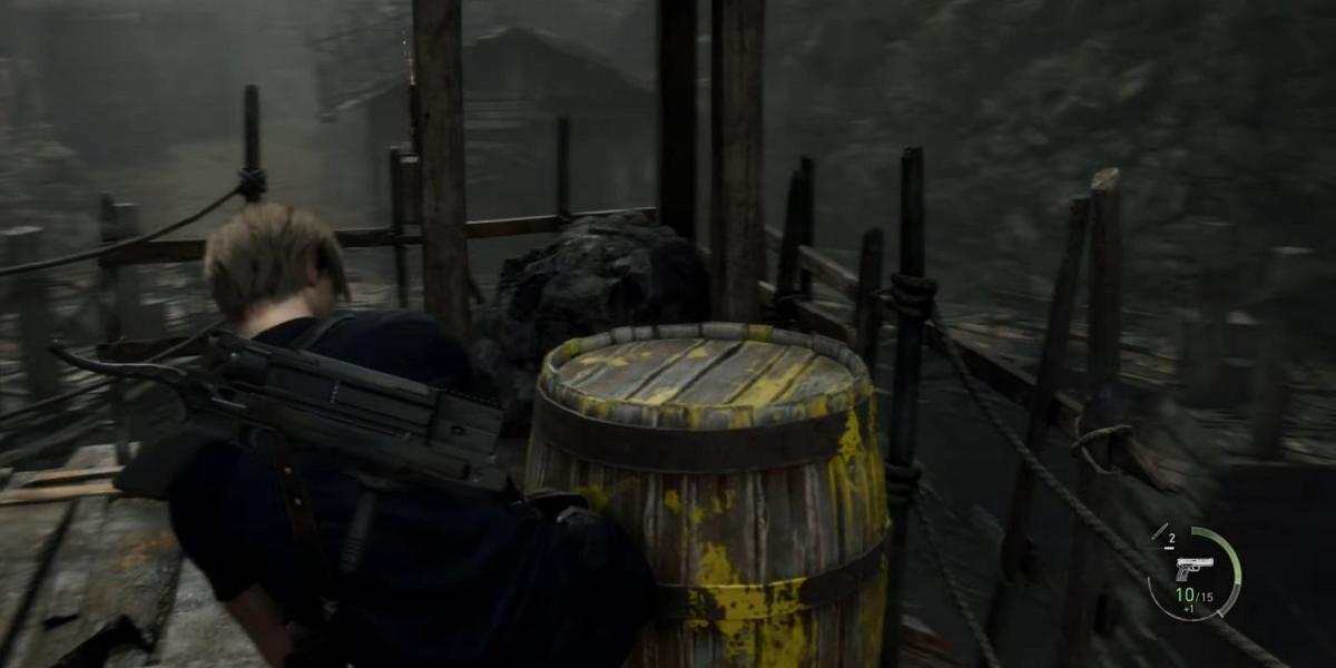 Leon chutando um barril em Resident Evil 4 Remake.