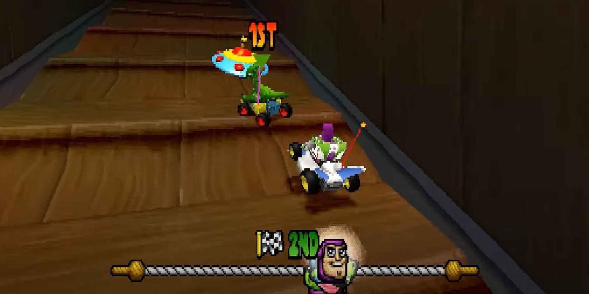 Buzz Lightyear prestes a passar o kart líder no Toy Story Racer Disney Game