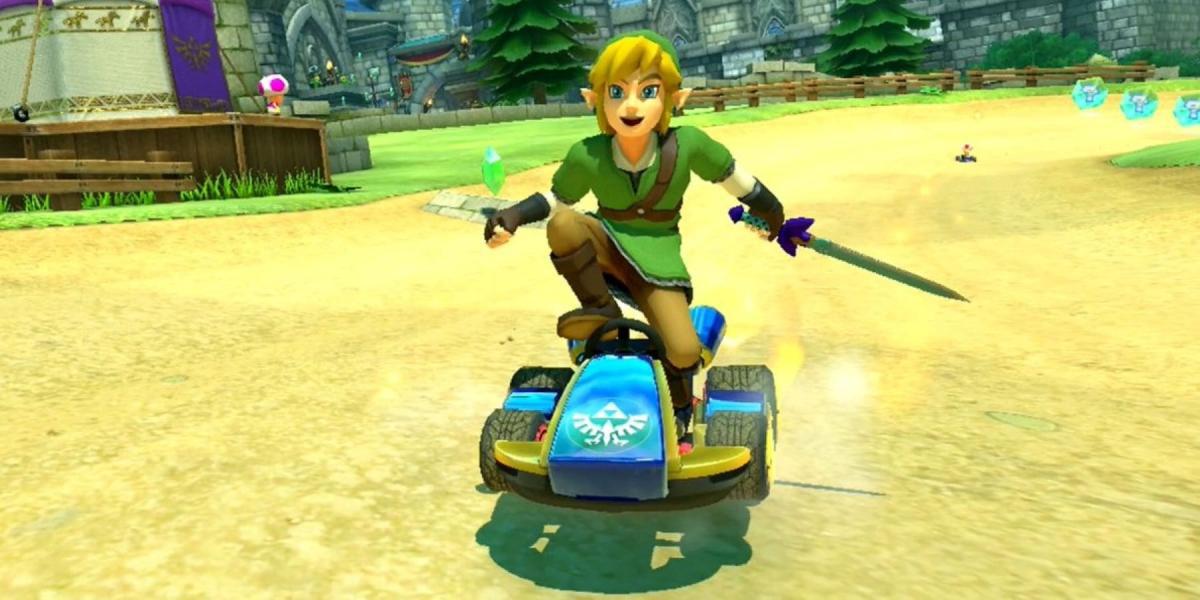 Link sorrindo, segurando a Master Sword e parado em seu kart em Mario Kart 8 Deluxe