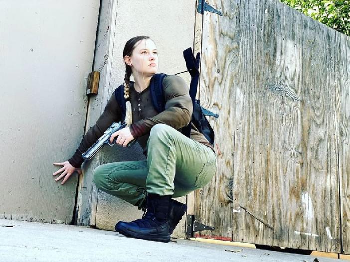 Abby Face Model de The Last of Us 2 faz cosplay de seu personagem para o Halloween