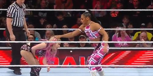 Alexa Bliss e Bianca Belair WWE Raw Match aparentemente inspirada na cena de luta do filme assustador 3