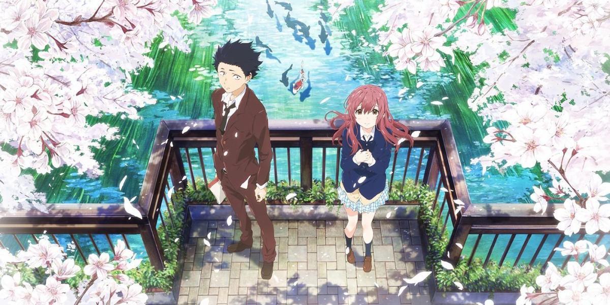 Shoko e Shoya, protagonistas do anime A Silent Voice, posam em uma ponte sobre um rio com flores de cerejeira
