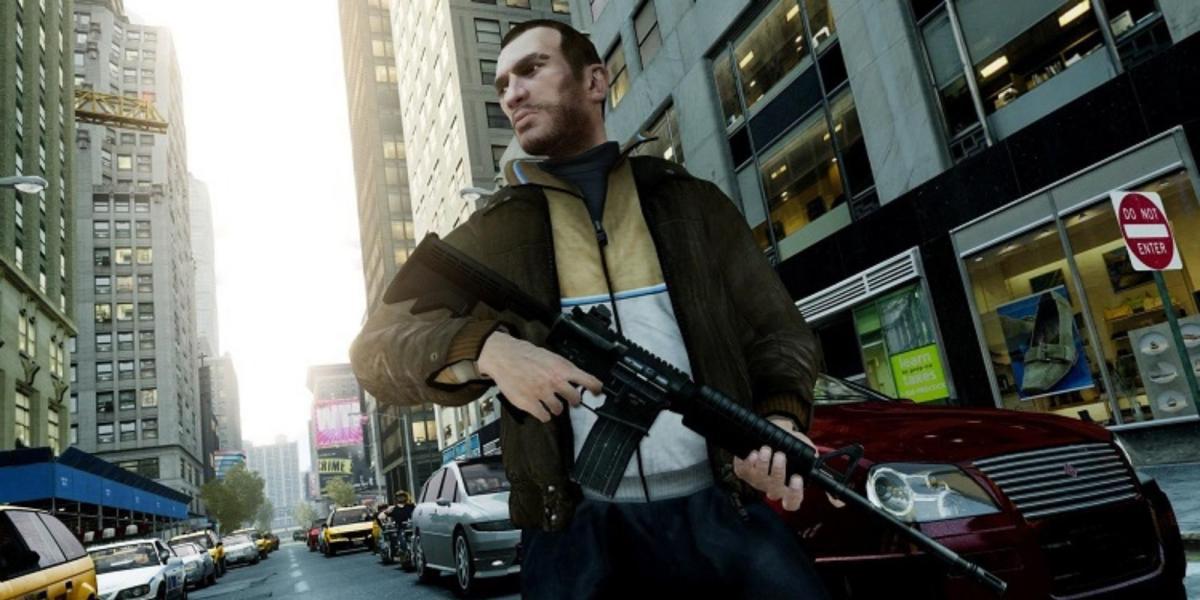 Niko segurando uma arma em Grand Theft Auto 4