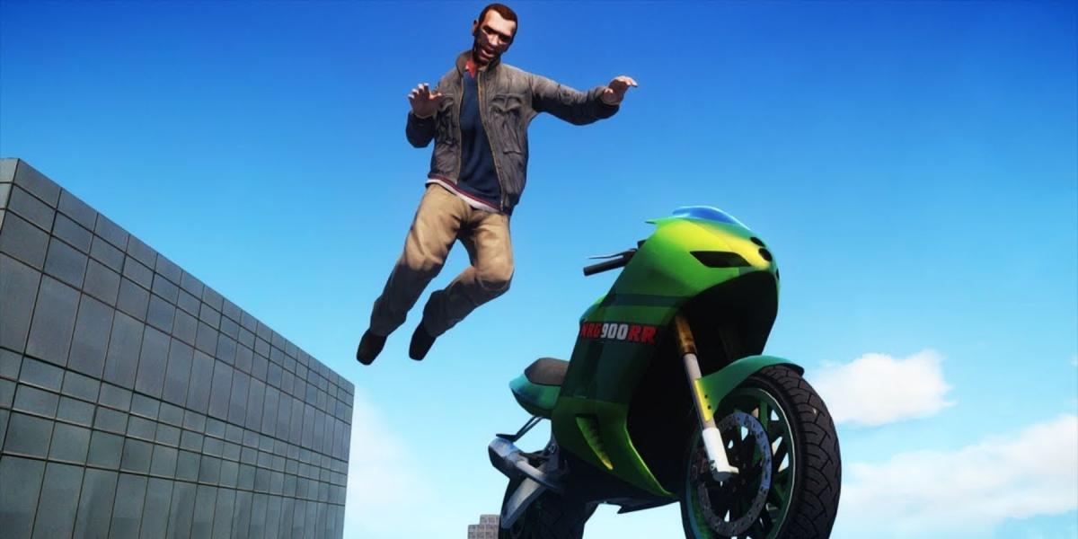 Niko salta de uma moto em GTA 4