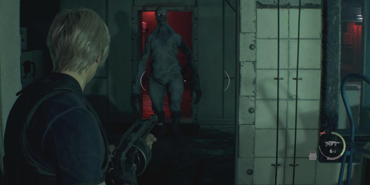 Leon mira o Atacante em um Regenerador no remake de Resident Evil 4