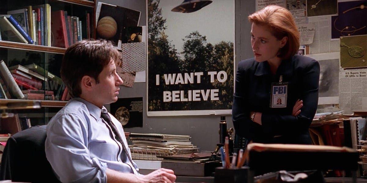 Os agentes do FBI Fox Mulder e Dana Scully falam com um