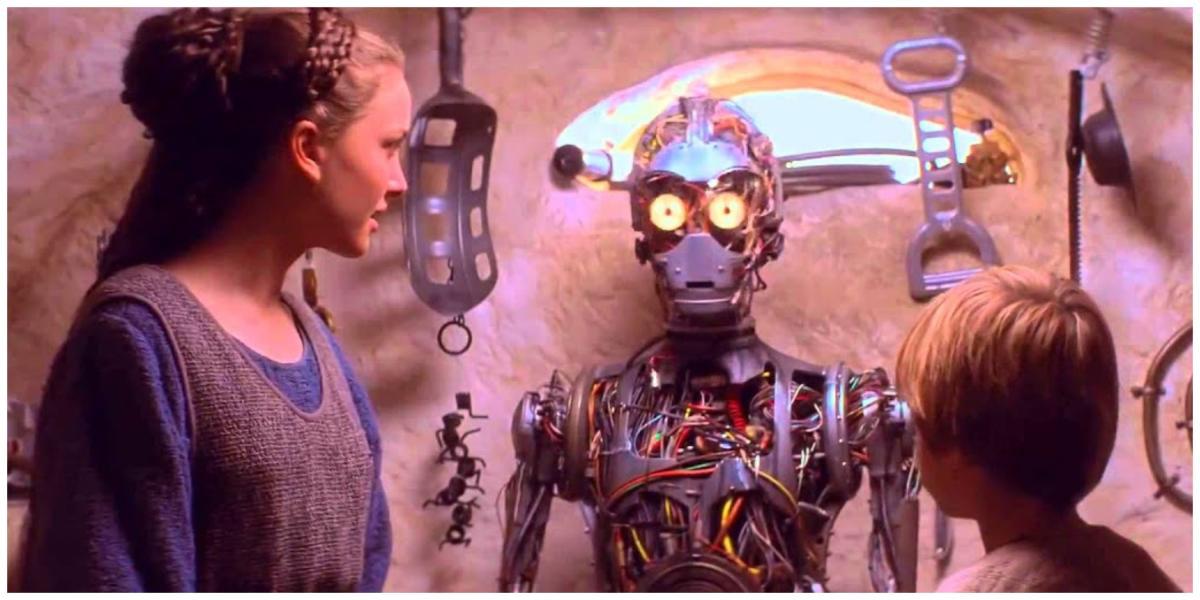 C-3PO com o jovem Anakin e Padme na trilogia Star Wars Prequel