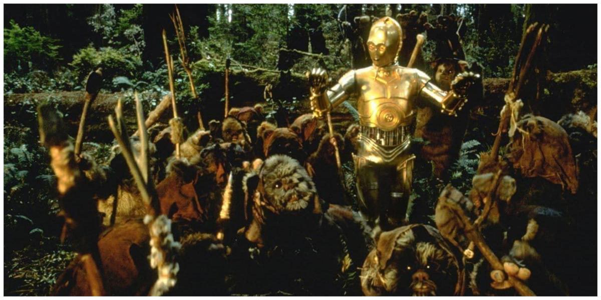 C-3PO sendo adorado na trilogia original de Star Wars