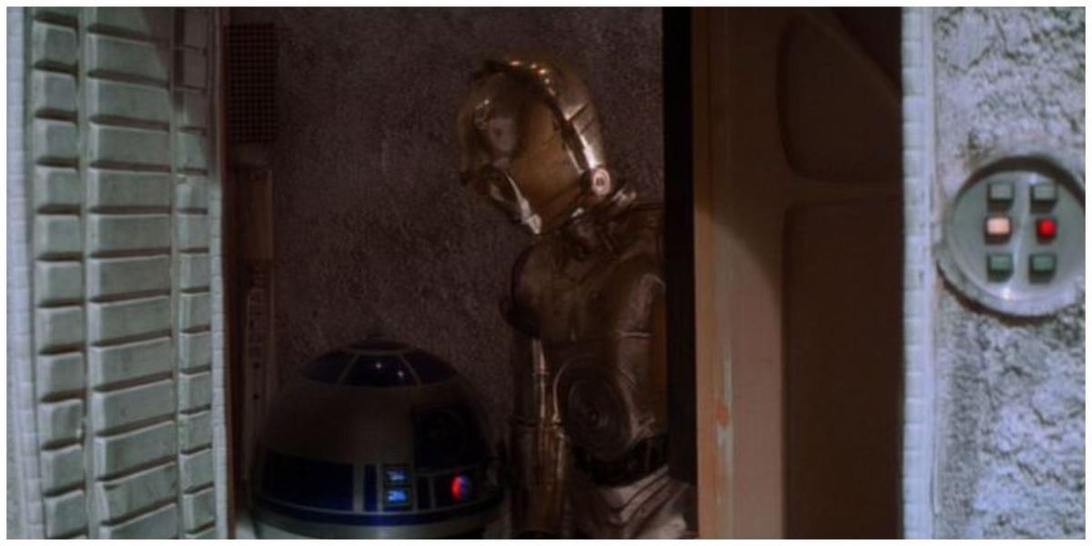 R2D2 e C-3PO em Star Wars, com C-3PO dizendo a R2D2 para observar sua linguagem