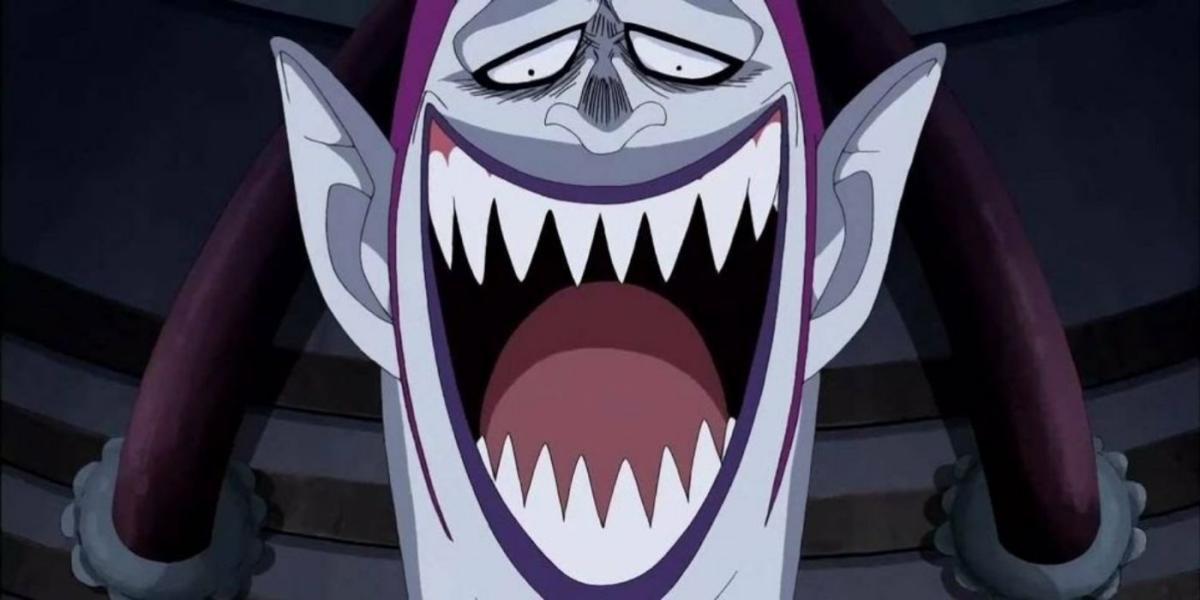 Gecko Moria One Piece rindo e com dentes afiados como presas