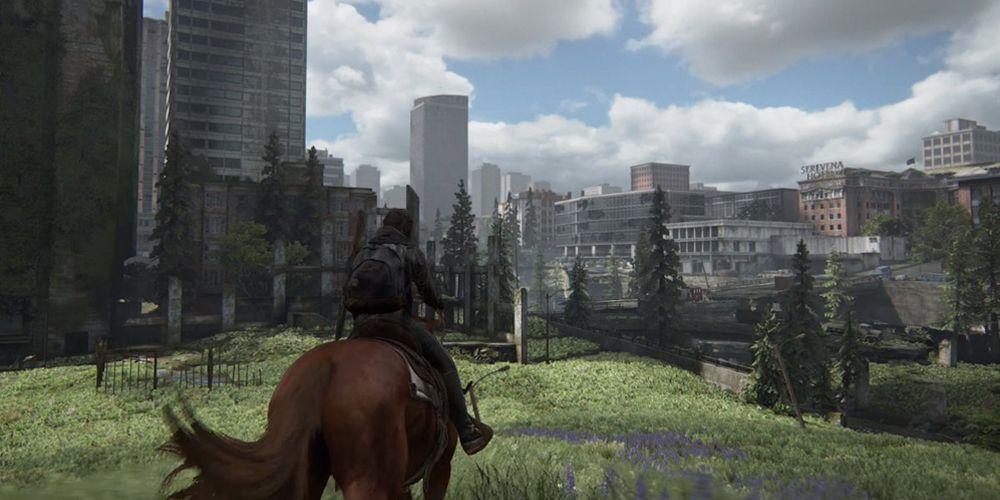 Ellie andando a cavalo com a paisagem de Seattle à sua frente (The Last of Us Part 2)