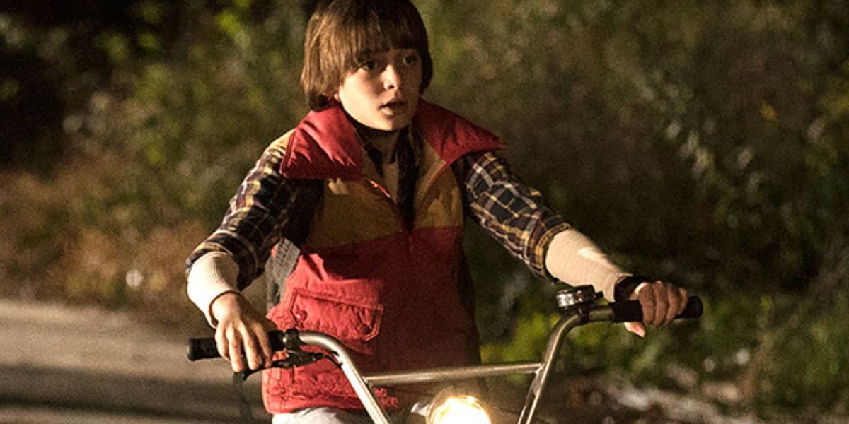 Will Byers andando de bicicleta na primeira temporada de Stranger Things