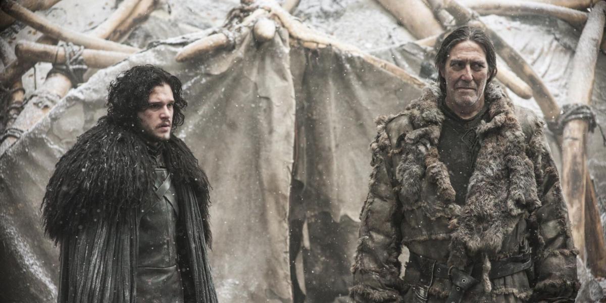 Kit Harington como Jon Snow e Ciarán Hinds como Mance Rayder em Game of Thrones