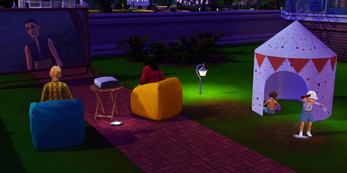 Sims se divertindo assistindo a um filme ao ar livre em uma tela de projetor