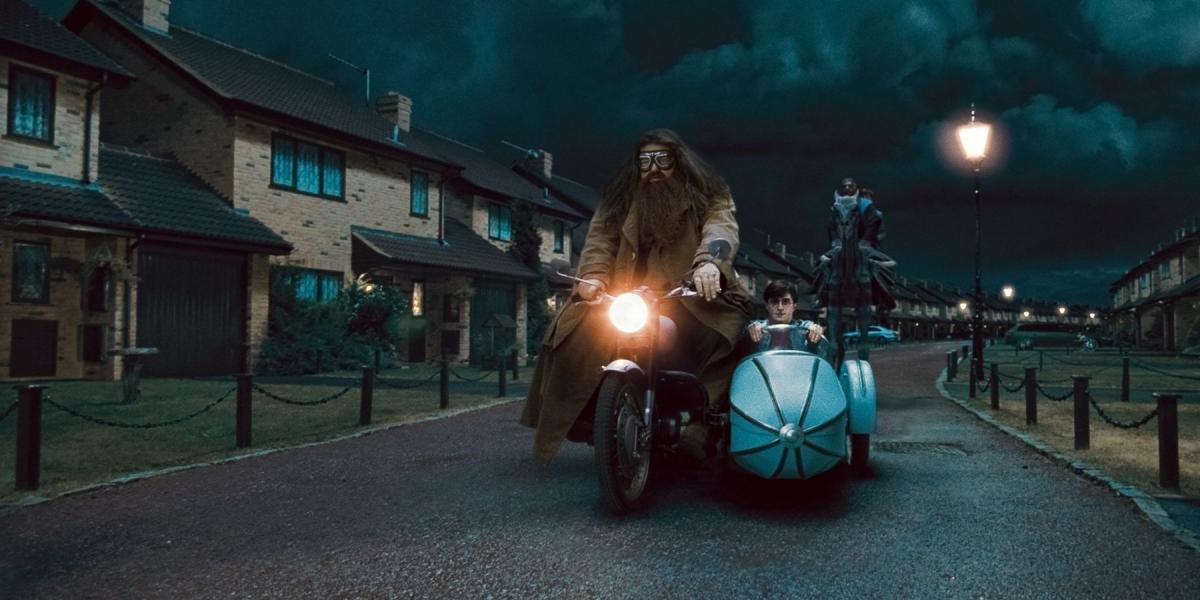 Hagrid-e-Harry-em-motocicleta-voadora-e-Kingsley-e-Hermione-em-um-testrálio