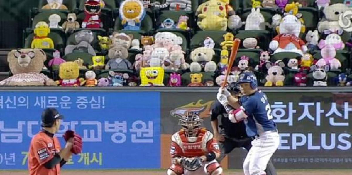 Beisebol sul-coreano enchendo estádios com brinquedos de pelúcia em vez de fãs