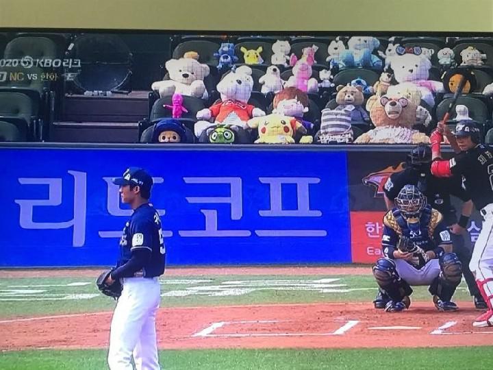 Beisebol sul-coreano enchendo estádios com brinquedos de pelúcia em vez de fãs