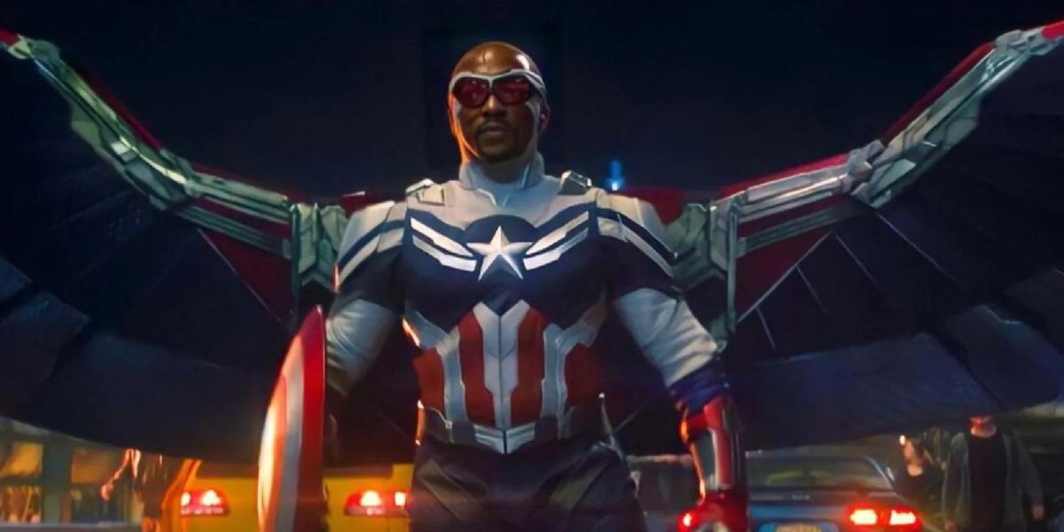 Sam Wilson vestindo seu traje de Capitão América com asas e o escudo de Steve