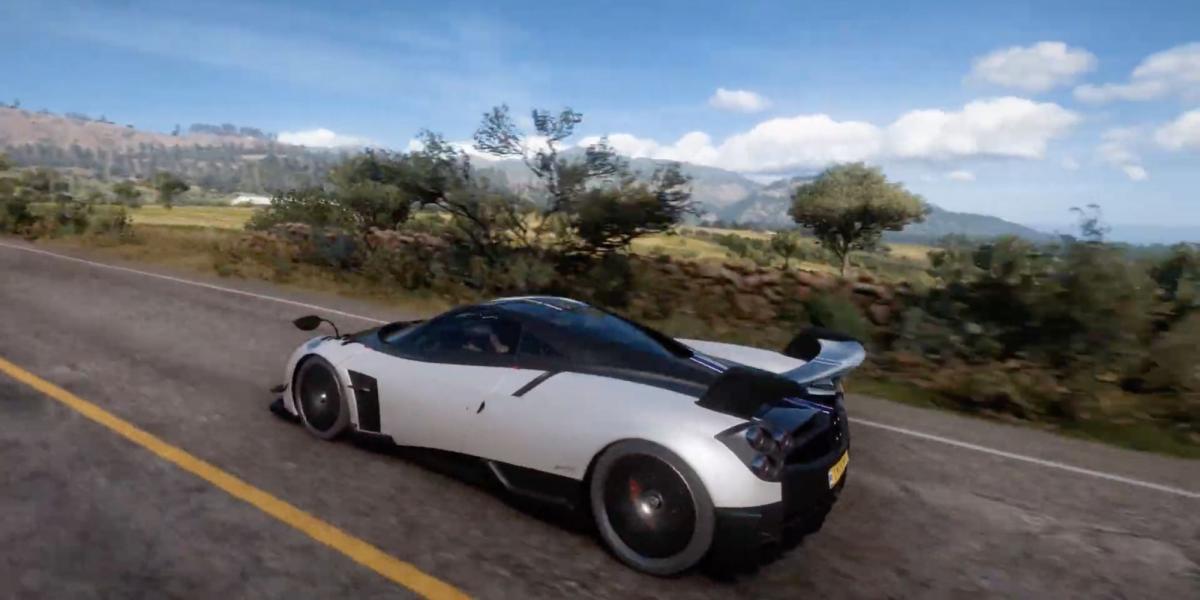 Forza Horizon 5 - Pagani Huayra BC - O jogador dirige pelo campo com estilo
